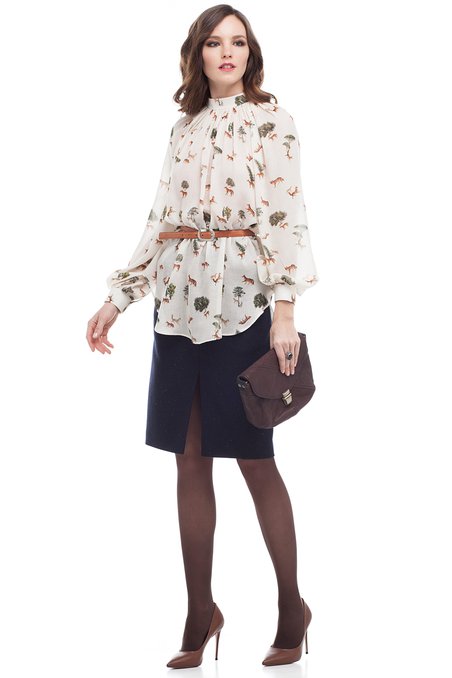Блуза с абстрактным принтом в деловом стиле