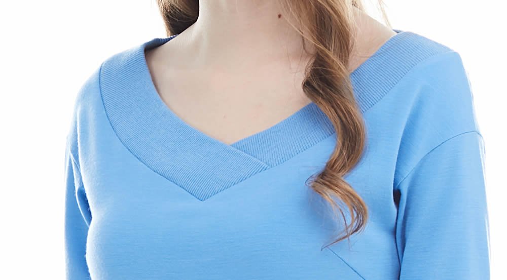 Трикотажное платье с V-образным вырезом, голубое.