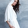 Туника с капюшоном, из шелковой ткани белого цвета
