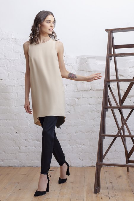 Блуза удлиненная телесного цвета в деловом стиле