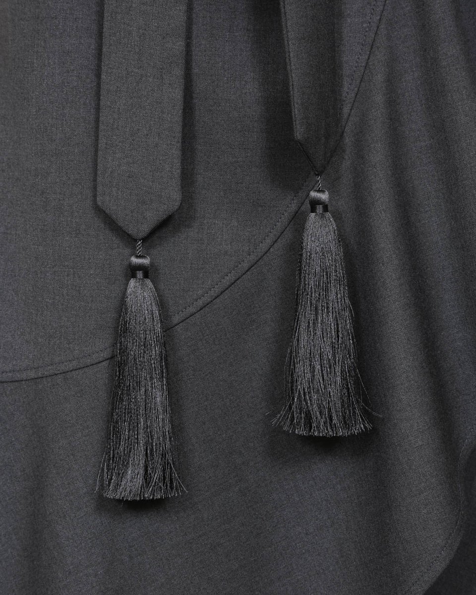 Юбка серого цвета с воланом и декоративными кистями на поясе