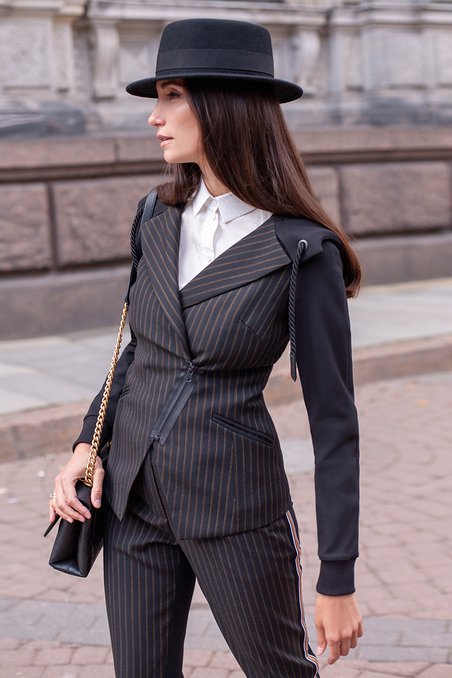 Жакет из костюмной ткани с симметричными карманами