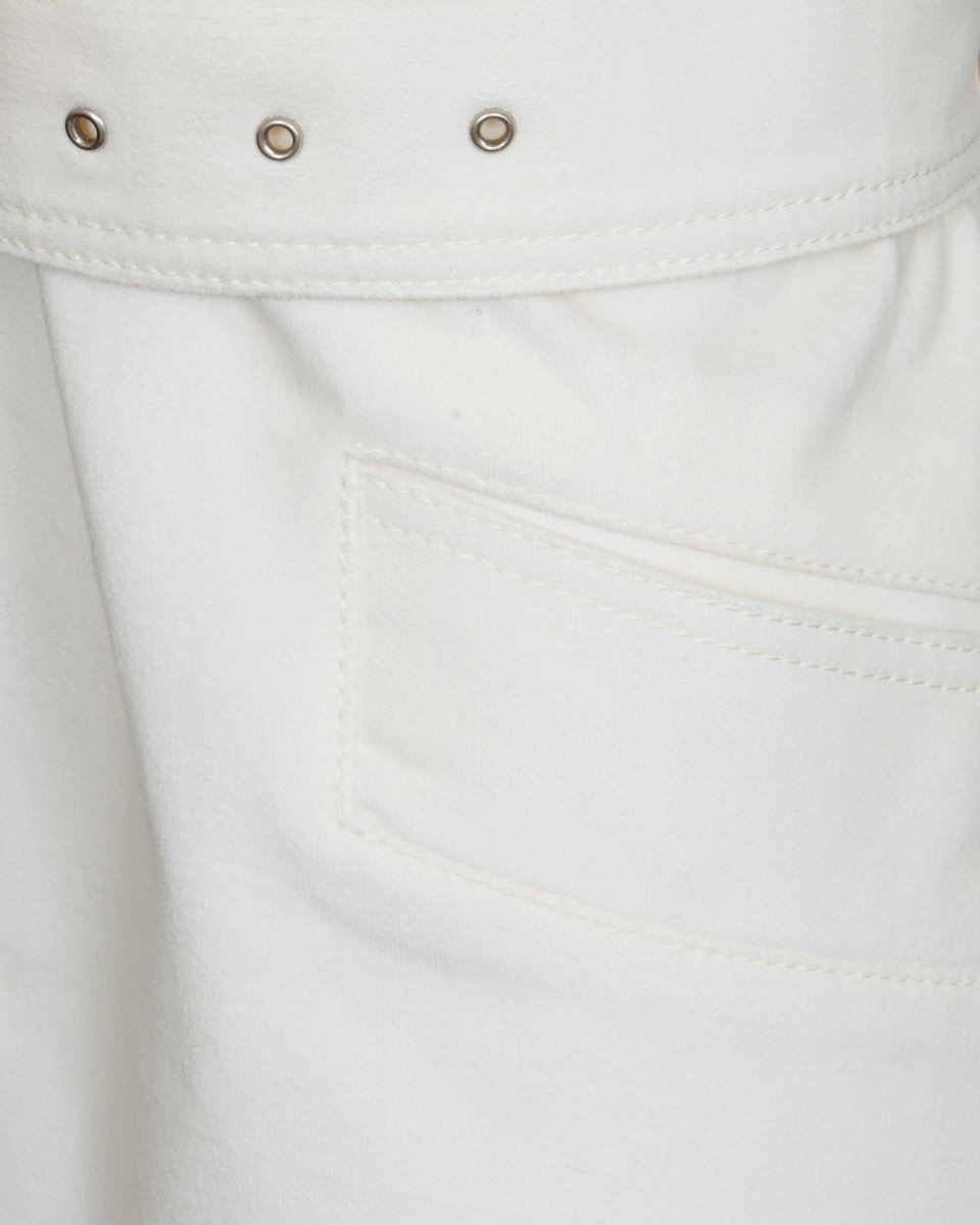 Жакет молочного цвета с накладными карманами и поясом