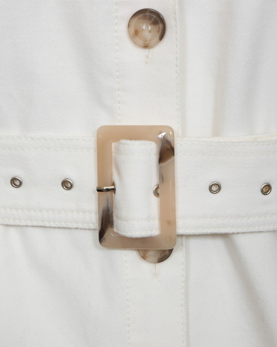 Жакет молочного цвета с накладными карманами и поясом
