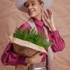 Жилет бежевого цвета с поясом декорированным кистями
