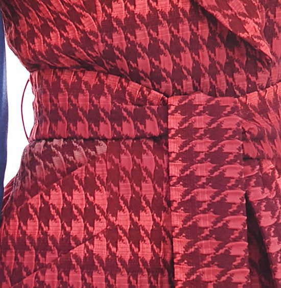 Жилет из жаккарда, с английским воротником и поясом