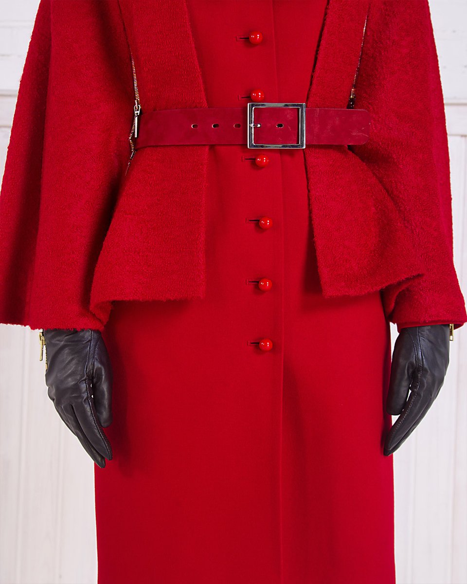 Зимнее пальто из шерсти со съемной накидкой, красное