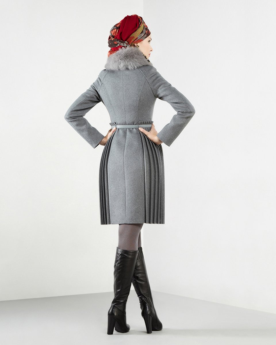 Зимнее пальто приталенного силуэта с кожаным поясом и вставками плиссе.