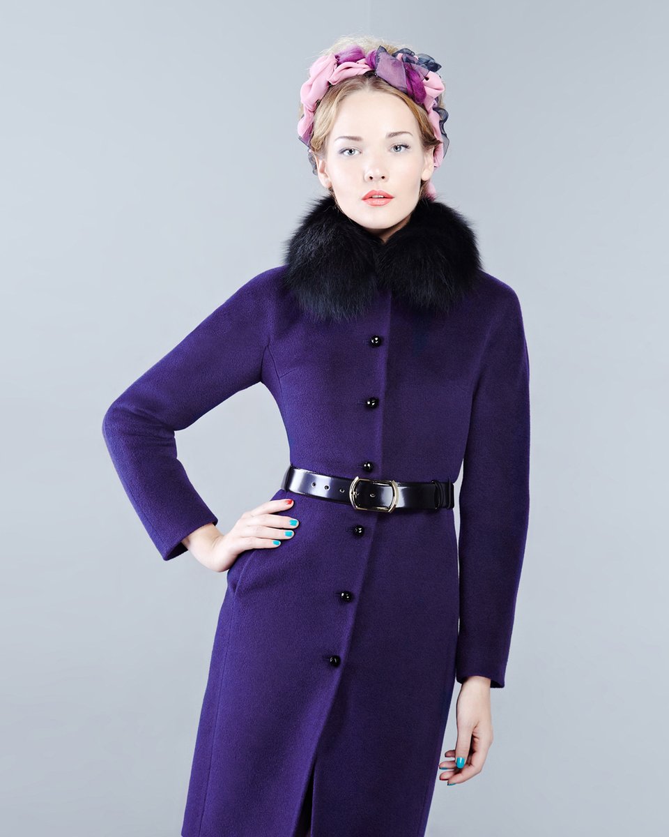 Зимнее пальто приталенного силуэта с кожаным поясом