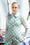 Пальто укороченное из жаккарда и вязанными рукавами.