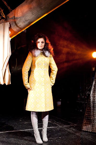 Пальто из жаккарда, серое с горчичным узором, меховой воротник
