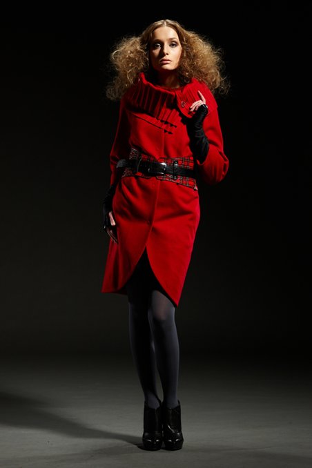 Пальто с воротником гофре и кожаным поясом, красное