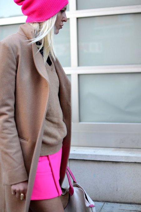 Пальто ярко розового цвета