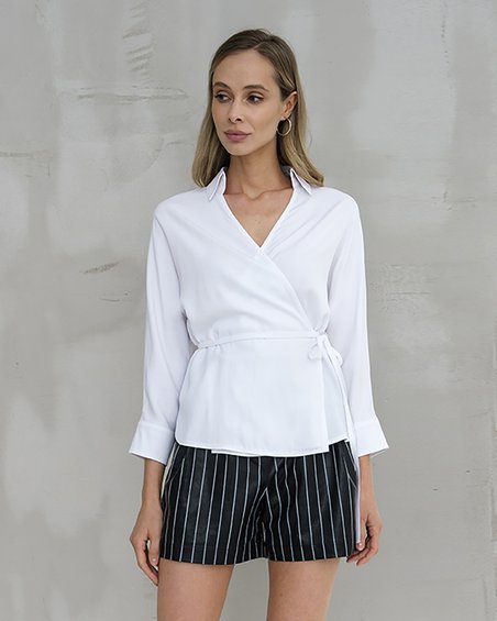 Блуза удлиненная белого цвета в коктейльном стиле