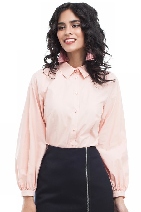 Персиково-розовая блуза с объемными рукавами
