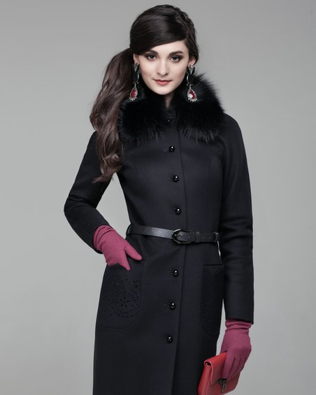 Пальто приталенного силуэта с карманами, украшенными перфорацией