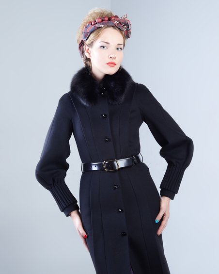 Пальто с необычным рукавом и декоративными манжетами, черного цвета.