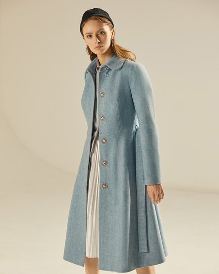 Пальто классическое светло-голубого цвета прямого силуэта