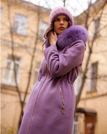 Модели модных женских пальто 2023 года от мировых кутюрье с названиями брендов.