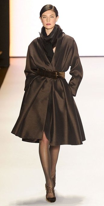 С чем носить коричневое пальто: спокойная классика и яркие аксессуары