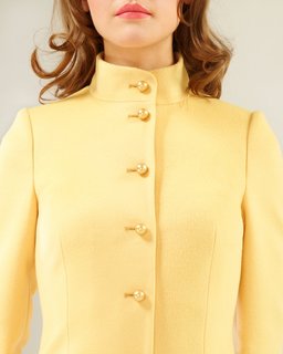 Пальто желтого цвета