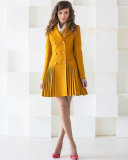 Пальто горчичного цвета фото