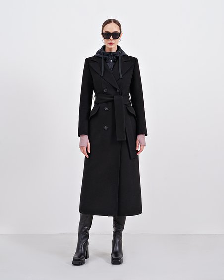 Пальто двубортное темного цвета с манжетами