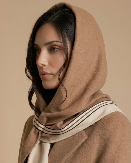 Косынка-капюшон цвета пекан с молочной