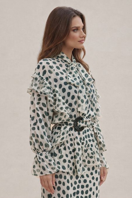 Блуза цвета айвори в зеленый горошек