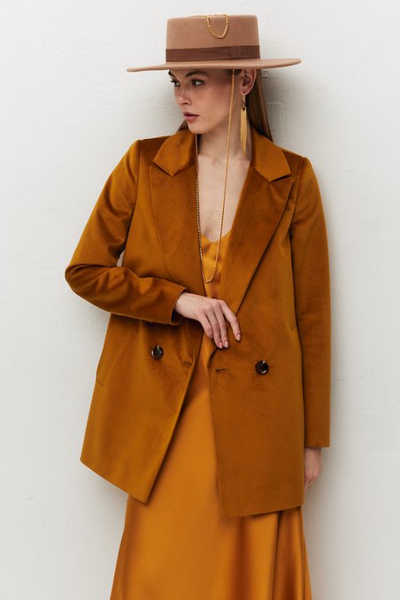 Пальто двубортное оранжевого цвета с английским воротником