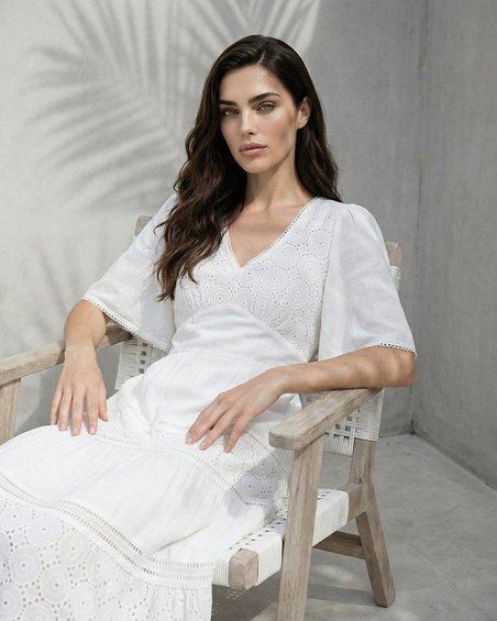 Платье с ажурным шитьем и рукавами-крылышками, белоснежное