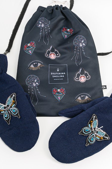 Варежки с декором «Бабочки» темно синие