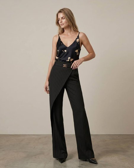 Брюки на запах черного цвета в полоску