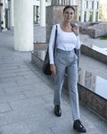 Брюки зауженные к низу, в сером оттенке