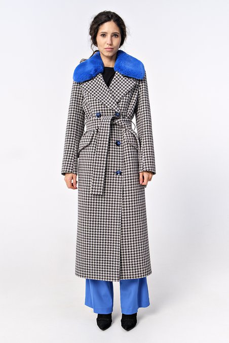 Пальто с ярко-синим воротником