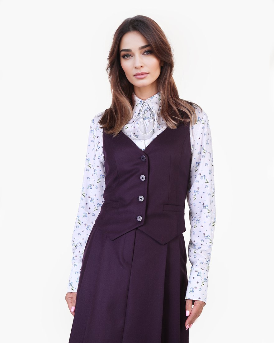 Жилет классического кроя, цвета темный пурпур www.EkaterinaSmolina.ru