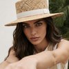 Соломенная шляпа Канотье, цвета Бао с молочной лентой и цепочкой