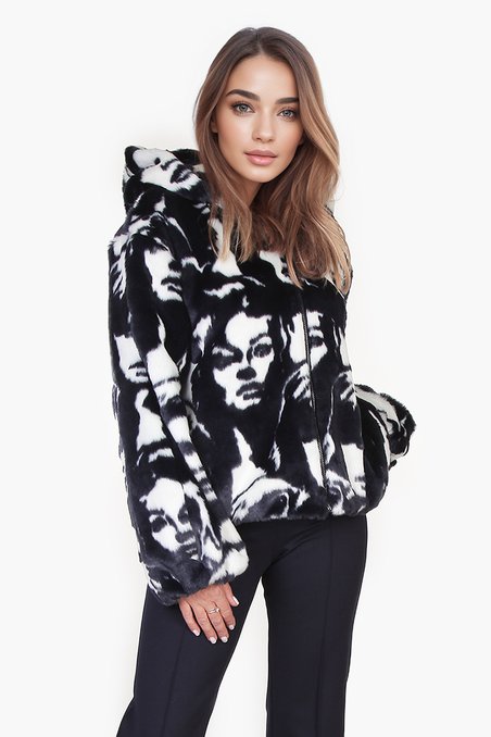 Полушубок из эко-меха с принтом “Лица”