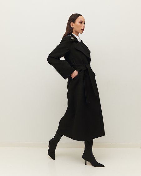 Пальто двубортное черного цвета с широким ремнем