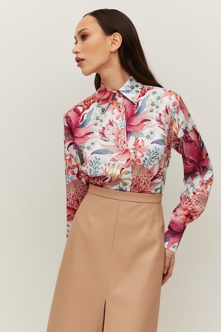 Блуза удлиненная персикового цвета с ярким принтом