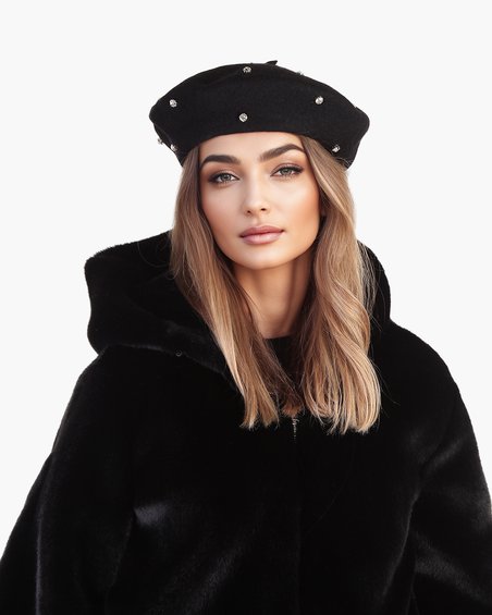 Берет с крупными стразами в черном цвете