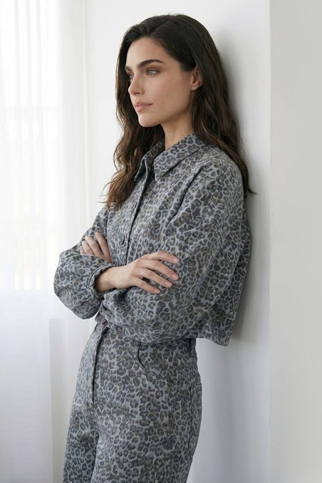 Бомбер джинсовый в принт «Леопард»