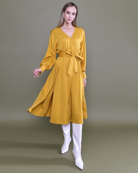 Платье базовое яркого цвета в классическом стиле