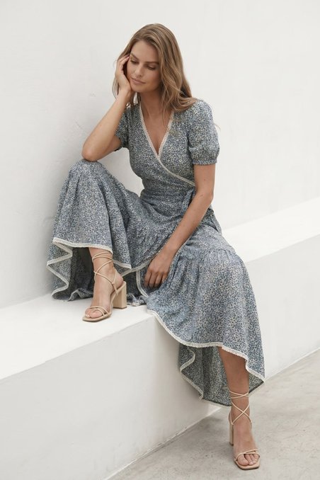 Платье на запах в принт “Черника” с кружевной отделкой 