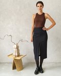 Юбка-карандаш с разрезом спереди, из неопрена