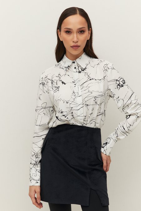 Блуза удлиненная черно-белого цвета с абстрактным принтом