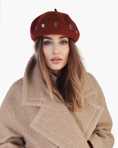 Берет с буквами в терракотором цвете