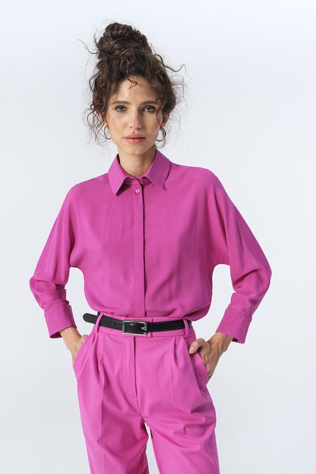 Блуза классическая неоного-розового цвета в романтическом стиле