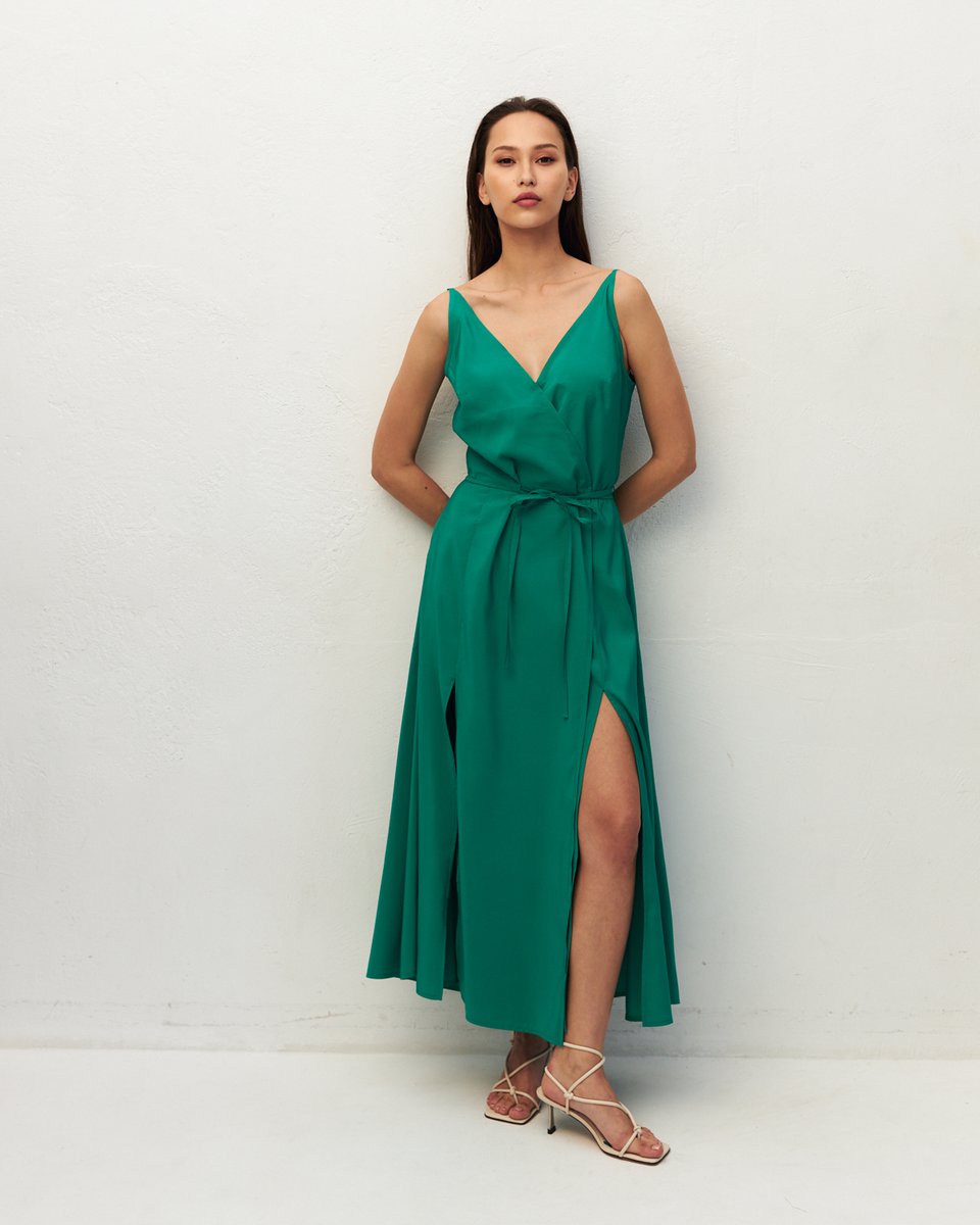 Платье-сарафан на запах в  зеленом цвете