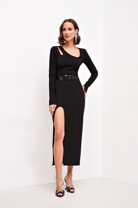 Платье с фигурным декольте